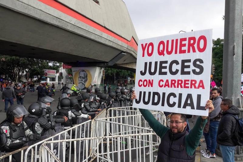 rabajadores del Poder Judicial están encapsulados y algunos al margen de las rejas que fueron colocados por la Secretaría de Seguridad Ciudadana para resguardar las inmediaciones de la Cámara de Diputados en donde más tarde tomara protesta Claudia Sheinbaum como Presidenta Constitucional de México. Los inconformes se oponen a la aplicación de la Ley al Poder Judicial aprobada hace unos días en la Camara de Diputados y promulgada ya por el Ejecutivo, Andrés Manuel López Obrador.