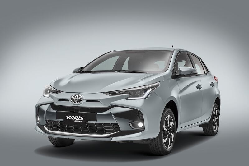 Toyota Yaris Hatchback 2023 en gris