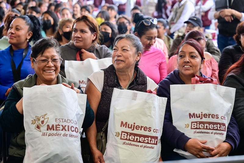 Delfina Gómez entrega Tarjeta Mujeres con Bienestar para combatir vulnerabilidad