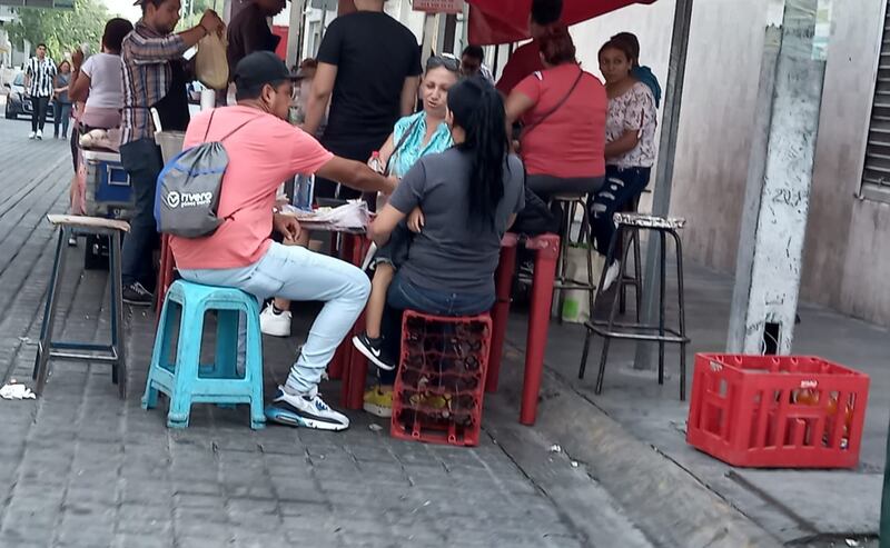 La gente continúa comiendo en la calle aunque sabe que puede enfermar.