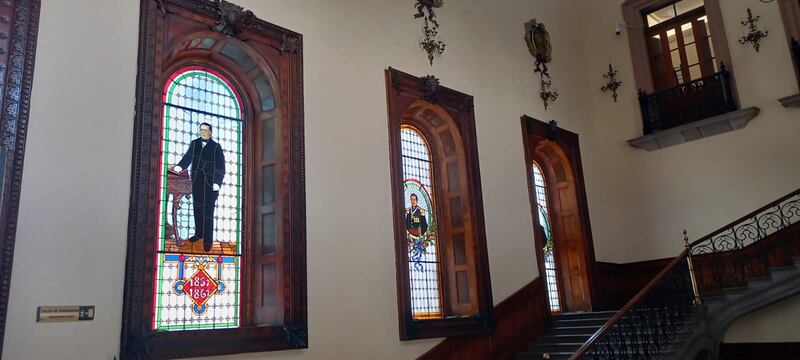 Los vitrales tienen imágenes de personajes de la historia de México.
