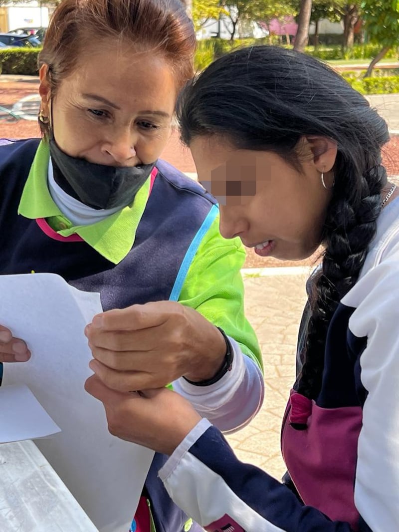 Asomas sobrevive para ayudar a niños con ceguera, sordera y discapacidad múltiple