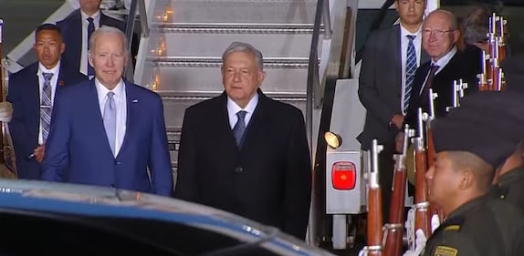 Biden y AMLO se encuentran en el Aeropuerto Felipe Ángeles