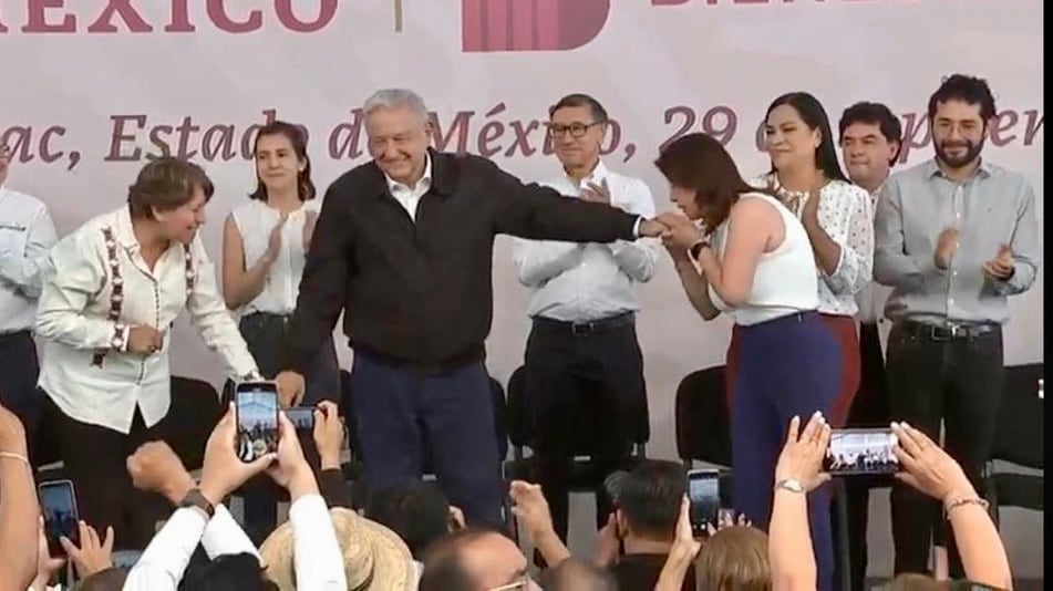 Momento en el que alcaldesa de Tecámac, Mariela Gutiérrez le besó la mano a AMLO.