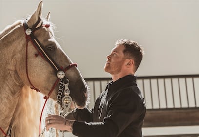 Canelo Álvarez muestra su pasión por los caballos.