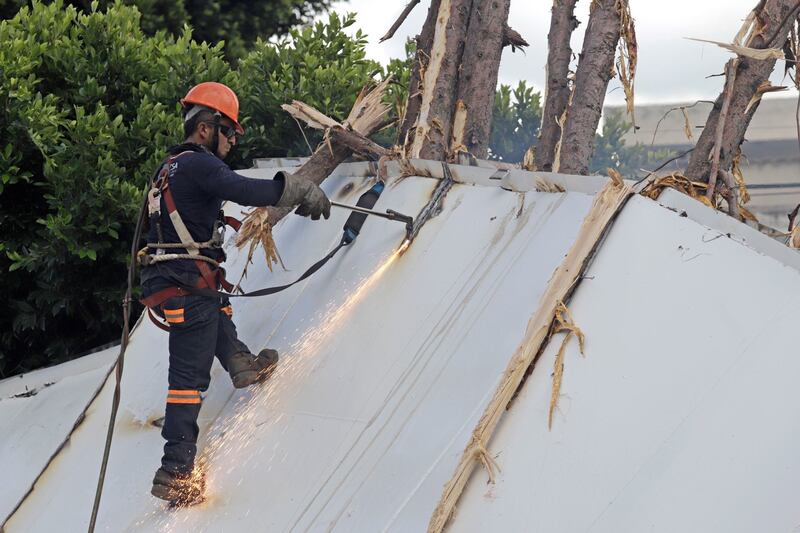 Elementos de protección civil y bomberos laboran para el retiro de escombros que dejó el colapso de un tanque de agua en el municipio de San Martín Texmelucan, Puebla y ocasionó la muerte de dos personas y heridos.