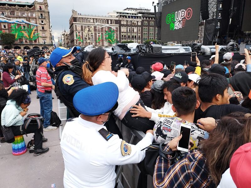 Grupo Firm en el Zócalo de la CDMX: asistentes se desmayan