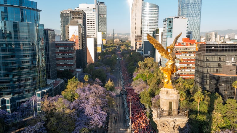 La 21ª edición de la Carrera Bonafont reunió a miles de mujeres en un recorrido de 5 km por la CDMX, impulsadas por el lema #KilómetrosQueNosMueven y un fuerte mensaje de igualdad y superación personal.