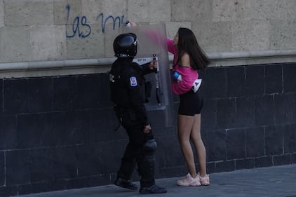 Policía irrumpe en manifestación trans frente a Palacio Nacional