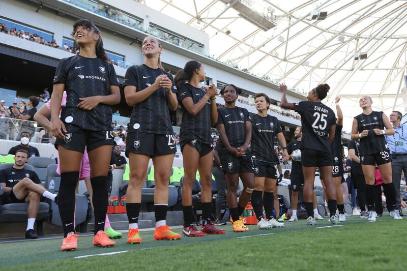 Jugadoras del Angel City observan un juego contra Chicago Red Stars