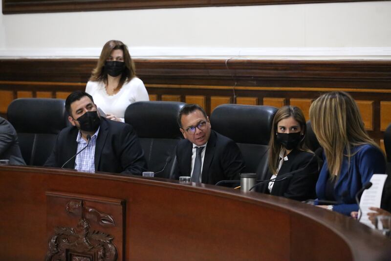 De nuevo la sesión del ayuntamiento de Guadalajara se realizó con opacidad, pues no dan a conocer los dictámenes que se aprueban y se abusa de la dispensa de trámite, es decir, no se revisan los asuntos en comisiones.