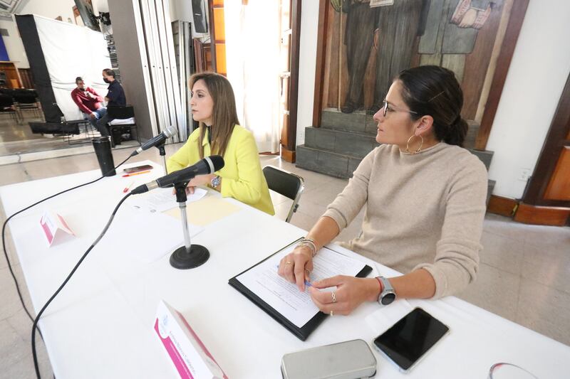 La contralora Cynthia Cantero Pacheco y la coordinadora de Construcción de Comunidad del Ayuntamiento, Andrea Blanco.