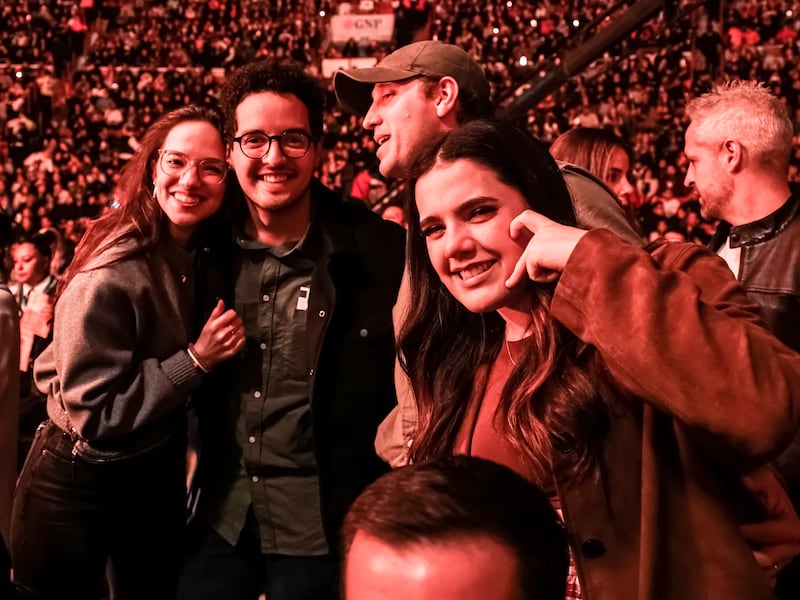 Es oficial, la gira ‘De Rey a Rey’ comenzó con la primera presentación de Alejandro Fernández en la Plaza de Toros México, recinto que fue testigo del homenaje que brindó a su dinastía, como parte del legado musical de su padre Vicente Fernández, quien es considerado uno de los pilares fundamentales de la música mexicana, por lo cual el concierto estuvo repleto de referencias a través de más de 30 canciones.