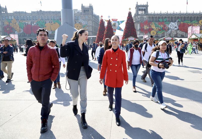 CIUDAD DE MÉXICO, 17DICIEMBRE2022.- La jefa de gobierno Claudia Sheinbaum inaugura la Verbena Popular con motivo de las fiestas decembrinas, en el Zócalo Capitalino. FOTO: EDGAR NEGRETE/CUARTOSCURO.COM