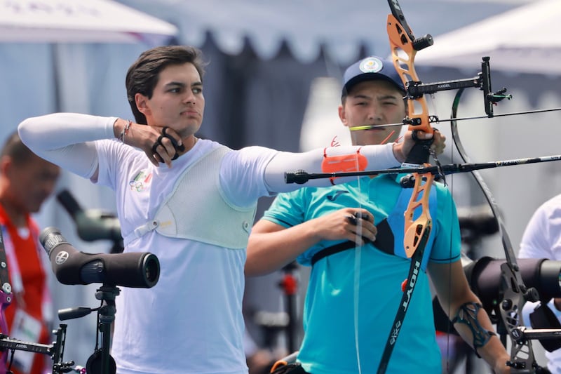 Matías Grande clasificó a octavos de final de tiro con arco varonil. Imagen: @CONADE.