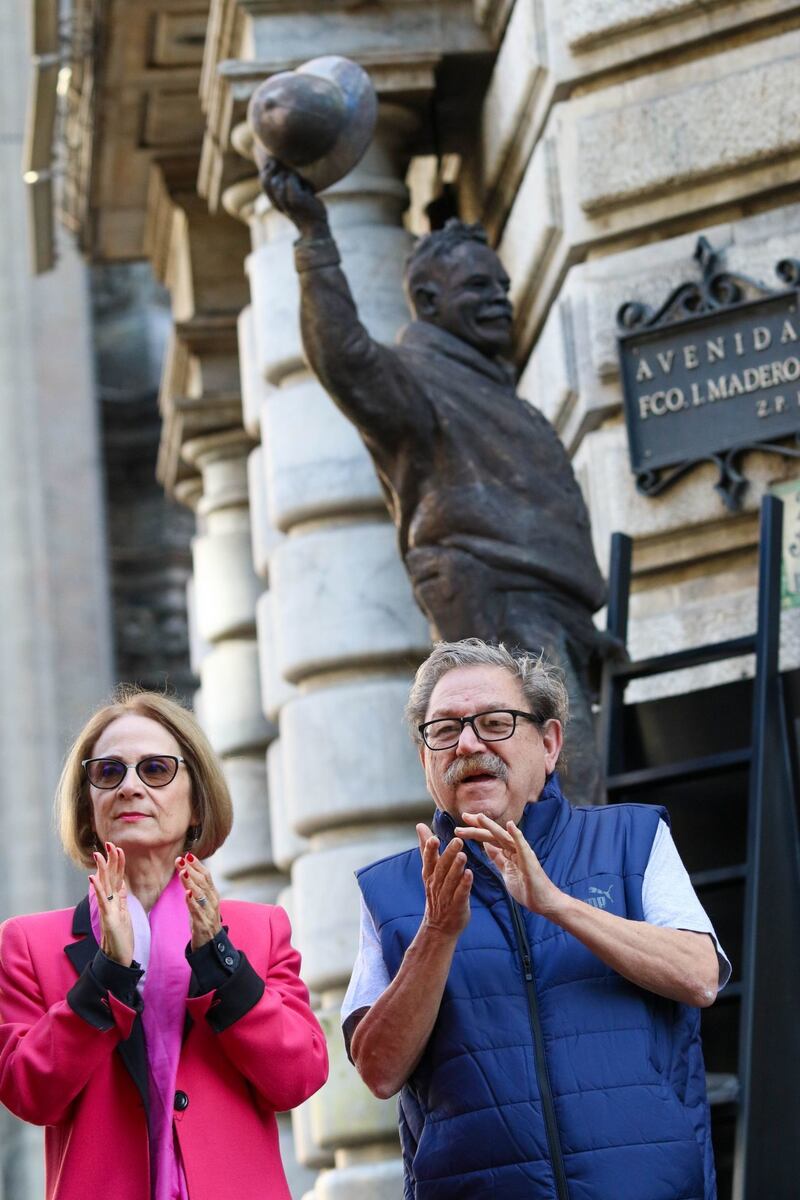 Develan escultura de Pancho Villa en calle Madero del Centro Histórico