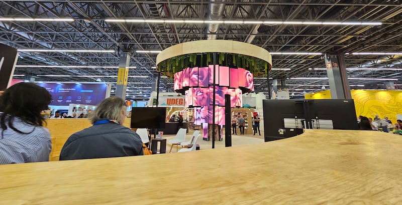 Libros y otras sorpresas en los pasillos de la Feria Internacional del Libro