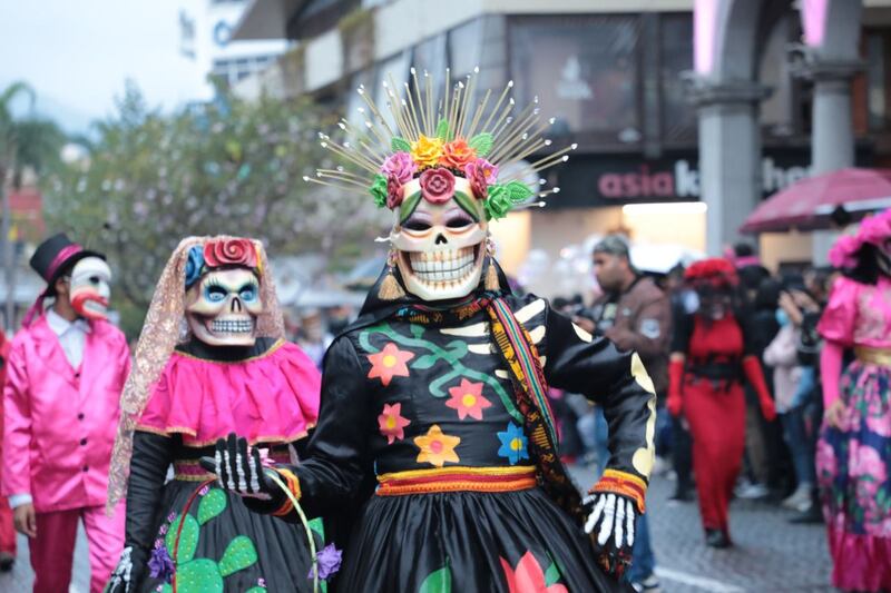 Con magno desfile, celebra Veracruz a sus muertos