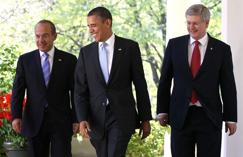 WASHINGTON, DC - 02 DE ABRIL: El Presidente de Estados Unidos, Barack Obama (C), el Primer Ministro de Canadá, Stephen Harper (D), y el Presidente de México, Felipe Calderón (I), salen de la Oficina Oval para una conferencia de prensa conjunta en el Jardín de las Rosas de la Casa Blanca el 2 de abril de 2012 en Washington, DC. Obama recibió a sus homólogos de Canadá y México para la Cumbre de Líderes de América del Norte (NALS) con conversaciones sobre la cooperación entre los tres países, el papel de América del Norte en las Américas, así como otras cuestiones económicas, políticas y de seguridad mundial, según un comunicado de prensa de la Casa Blanca.  (Foto de Alex Wong/Getty Images)