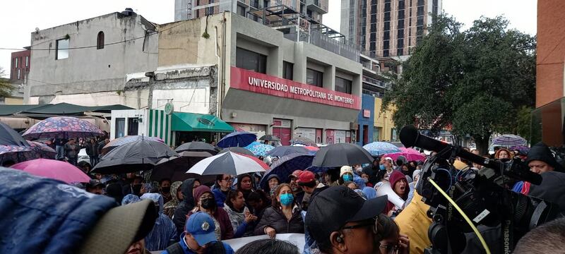 Unas 200 personas acudieron a dar apoyo a los alcaldes.