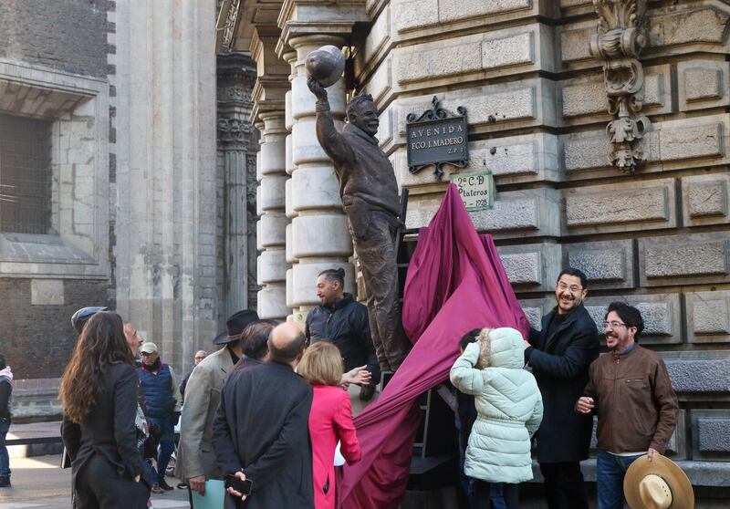 Develan escultura de Pancho Villa en calle Madero del Centro Histórico