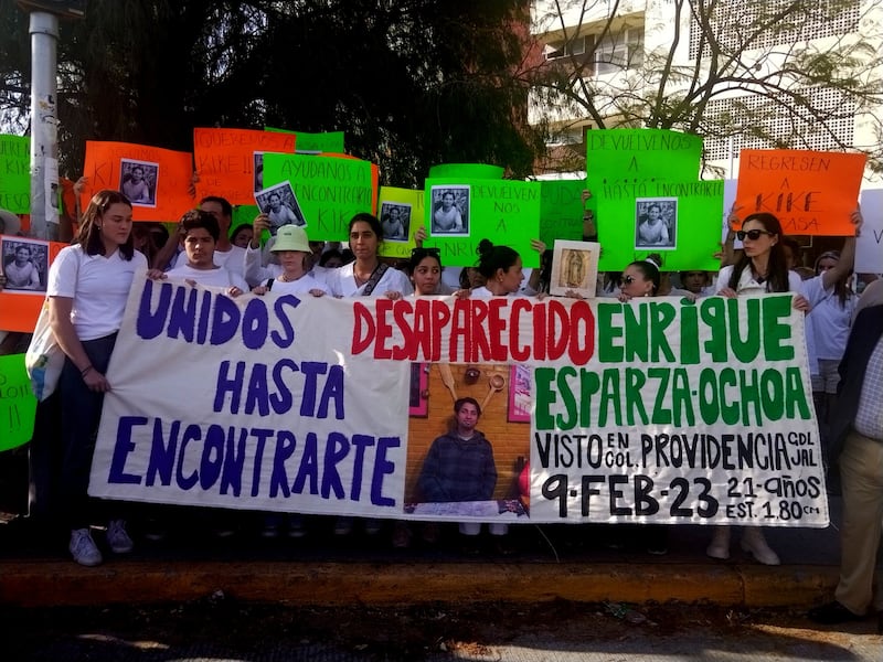 Los familiares se manifestaron el sábado por la noche afuera de Casa Jalisco, ahora lo hacen en la glorieta de los Niños Héroes.