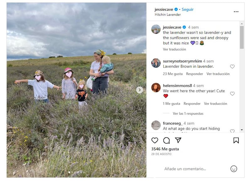 Jessie Cave junto a sus cuatro hijos