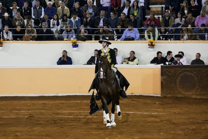 Mia Rubin no ocultó su emoción y nerviosismo al ver a su novio, Tarik Othón, debutar como rejoneador profesional en la primera noche de su carrera. Ante un lleno total en la Plaza de Toros de Provincia Juriquilla, Tarik tomó la alternativa de manos de Diego Ventura, quien actuó como padrino, mientras que Diego San Román fue el testigo. La tarde estuvo llena de emoción, destacando la destreza y entrega de Othón en su presentación ante el público.