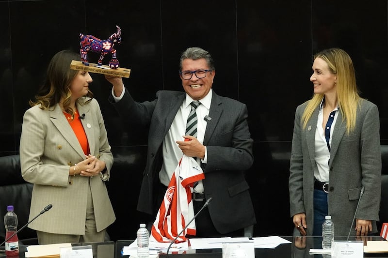 Ricardo Monreal, coordinador de la JUCOPO, encabezó la entrega de reconocimientos a  Carolina Jaramillo, Alicia Cervantes, Casandra Montero y Blanca Félix, jugadoras de las Chivas