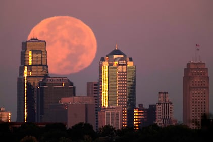 Superluna de octubre deslumbra al mundo