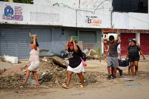 Mujeres que reconstruyen Guerrero buscan donativos tras el paso de Otis