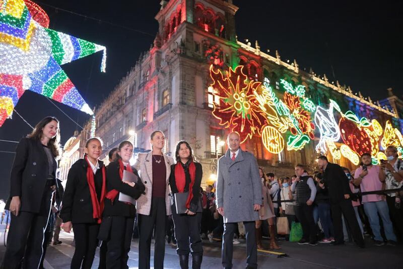 Alumbrado monumental: encienden decoraciones decembrinas en el Zócalo