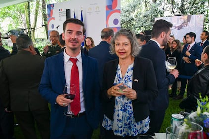 Con la cuenta regresiva en 15 días para el inicio de los Juegos Olímpicos París 2024, se celebró este jueves el Día Nacional de Francia en México. La ceremonia, que resaltó la amistad entre ambos países, contó con la presencia de Ana Gabriela Guevara Espinoza, directora de la CONADE. Este evento destaca la importancia del deporte como un puente entre culturas y refuerza la unión en el contexto olímpico, generando entusiasmo por la competencia que se avecina.