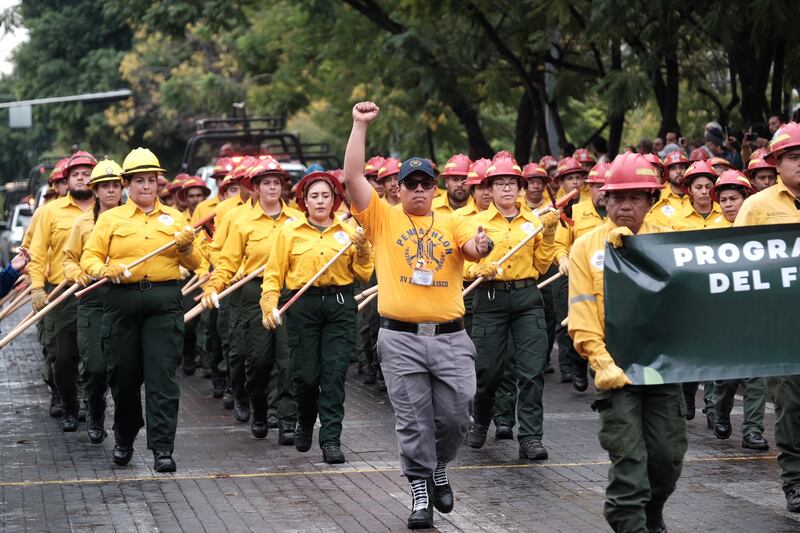 Los brigadistas forestales también recibieron muchos aplausos.