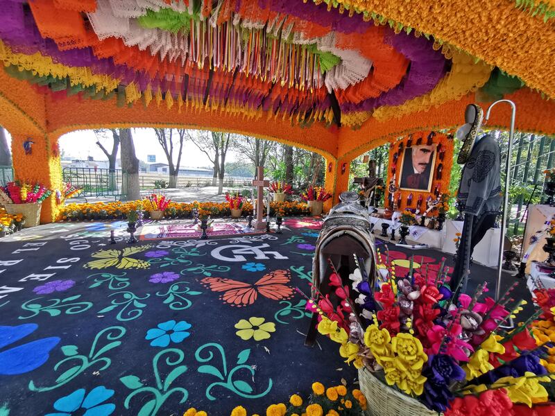 La viuda de Vicente Fernández colocó un Altar de muerto y este domingo recibió a la prensa en el rancho Los 3 Potrillos.