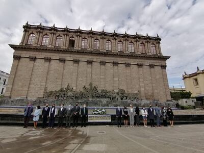 Autoridades montaron una guardia de honor en Plaza de los Fundadores, atrás del Teatro Degollado, sitio donde fue la primera fundación de la ciudad.