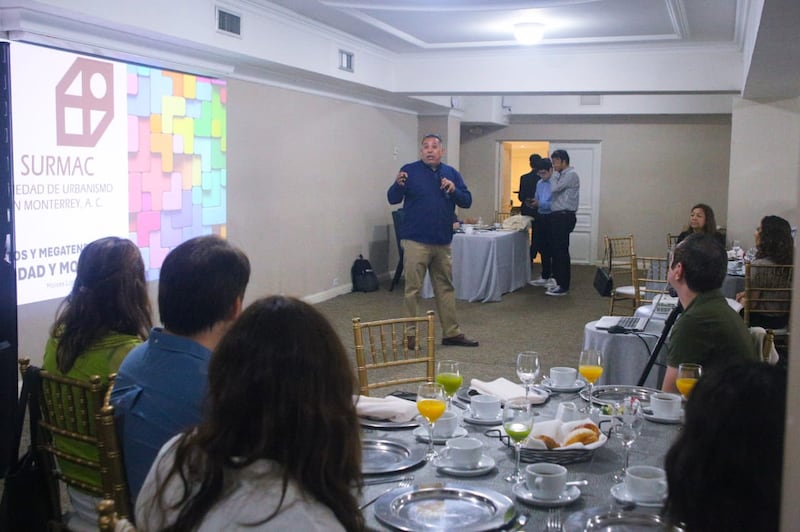 La conferencia abordó la importancia de la movilidad sostenible.