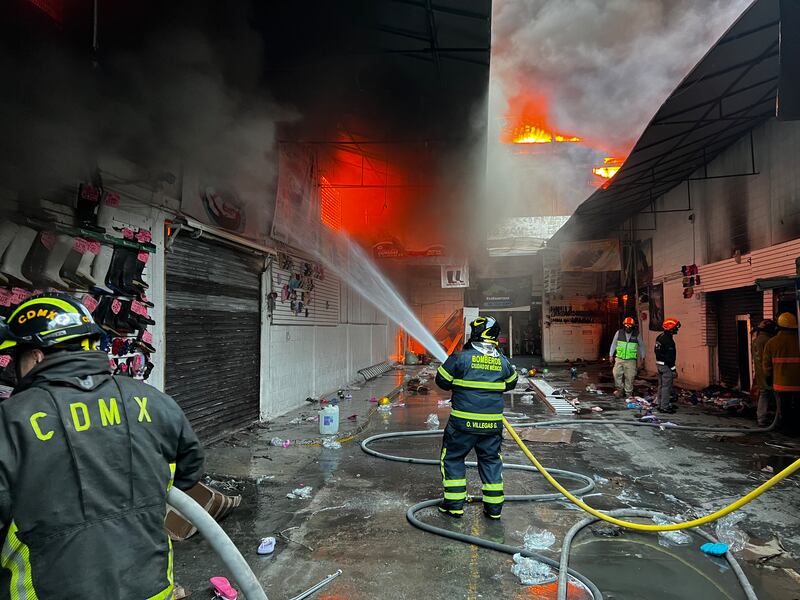 Incendio en bodega de calzado en Tepito