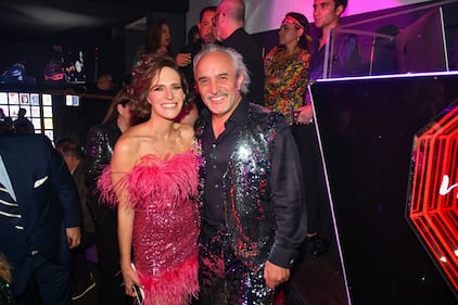 En una noche llena de brillo y glamour, Martha Debayle celebró el décimo aniversario de su revista con una fiesta al estilo Disco Glam en una discoteca de la colonia Roma. La reconocida conductora de radio estuvo acompañada de amigos, empresarios y artistas que disfrutaron de una velada inolvidable. Entre los invitados más destacados se encontraban Alexander Acha y su esposa, el carismático Eduardo Videgaray, la siempre elegante Gloria Calzada, y el embajador de España en México, Juan Duarte, quien no quiso perderse esta gran celebración. La noche fue un éxito rotundo, consolidando a la revista de Martha Debayle como un referente en el mundo editorial.