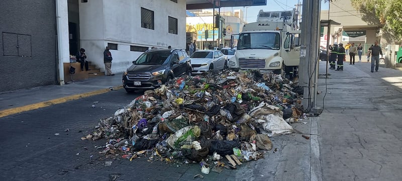 El tráfico de la calle Matamoros se detuvo y la calle de llenó de malos olores.