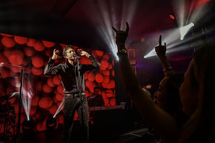 En compañía de empresarios, actores, músicos y famosos, Rafa Lizárraga celebró su cumpleaños número 50 en la Ciudad de México. La tarde llegó a su punto más emocionante cuando Benny Ibarra saltó al escenario para cantar sus mejores éxitos, poniendo a cantar y bailar a un público que se divirtió coreando sus canciones. Para cerrar la velada, Benny invitó a Rafa a subir al escenario, y este agradeció la presencia de sus amigos durante su fiesta.