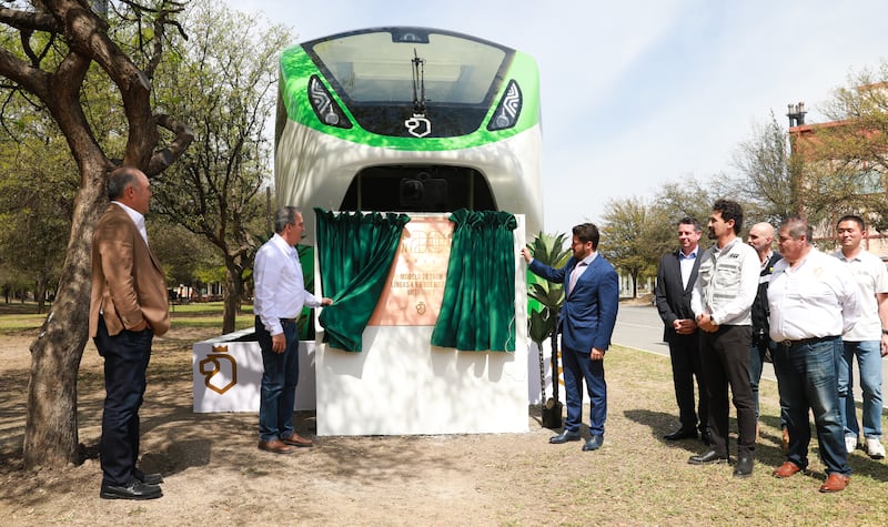 Se develó una placa conmemorativa por los 200 años de Nuevo León.