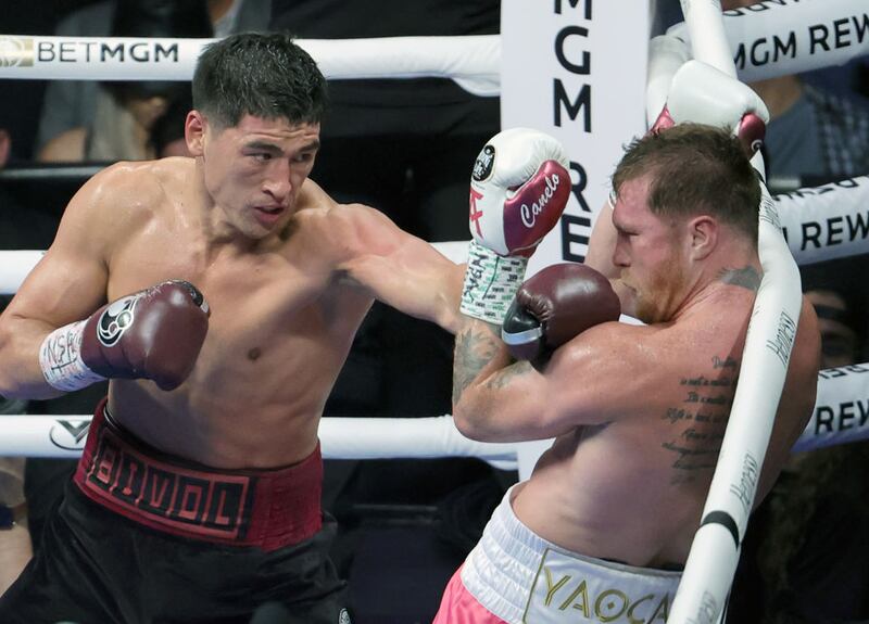 Dmitry Bivol venció a Canelo en mayo de 2022