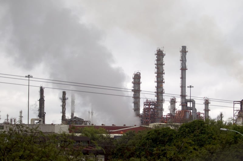 La planta de Pemex es señalada como emisora de contaminantes.