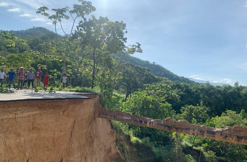 Guerrero: fuertes lluvias desgajan carretera entre Metlatonoc y Tlacoachistlahuaca