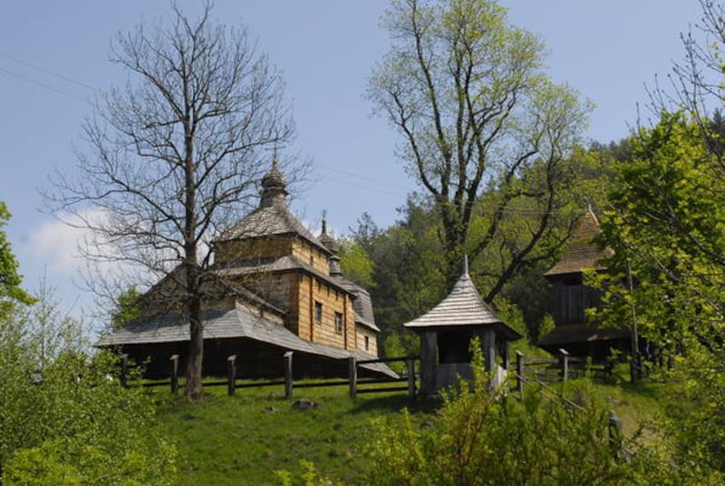 Tserkvas de Madera en la región de Cárpatos, entre Ucrania y Polonia