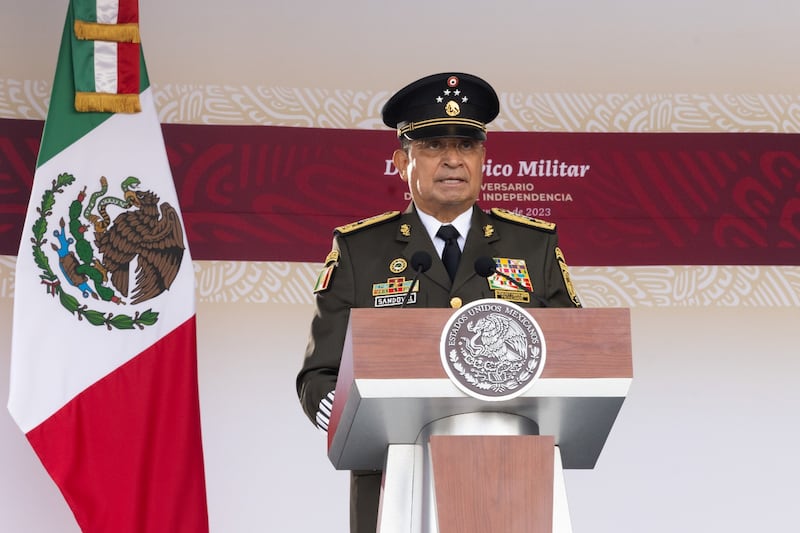 Luis Cresencio Sandoval, titular de la Sedena, aseguró “la historia se escribe y se recuerda, pero sobre todo, se vive; eso hacemos los mexicanos”.