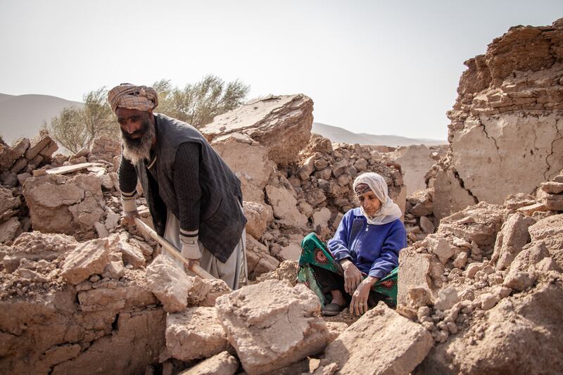 Herat, Afganistán, 12 de octubre de 2023. Abdul Salaam excava con una pala entre los escombros de lo que solía ser su casa, mientras su madre observa, después de que un terremoto de magnitud 6,3 sacudiera la región cinco días antes.