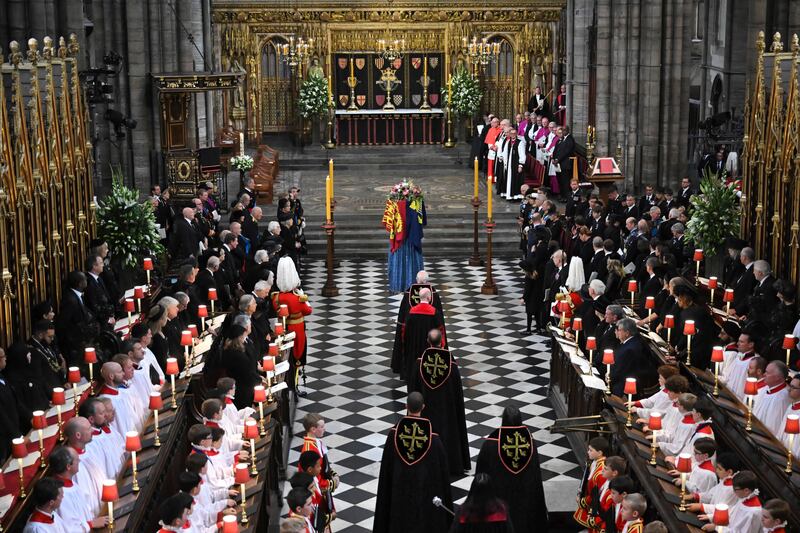 Más de 300 mil personas esperaron durante horas para presentar sus respetos ante el féretro de roble de Su Majestad.