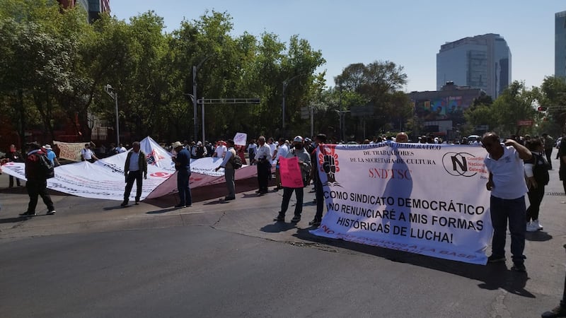 Trabajadores del SNDTSC bloquean Insurgentes y Paseo de la Reforma